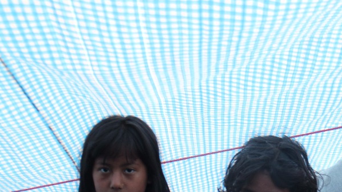 Mamata, 7 och Mamata, 12, i tältet de bor i efter att barnhemmet rasat.